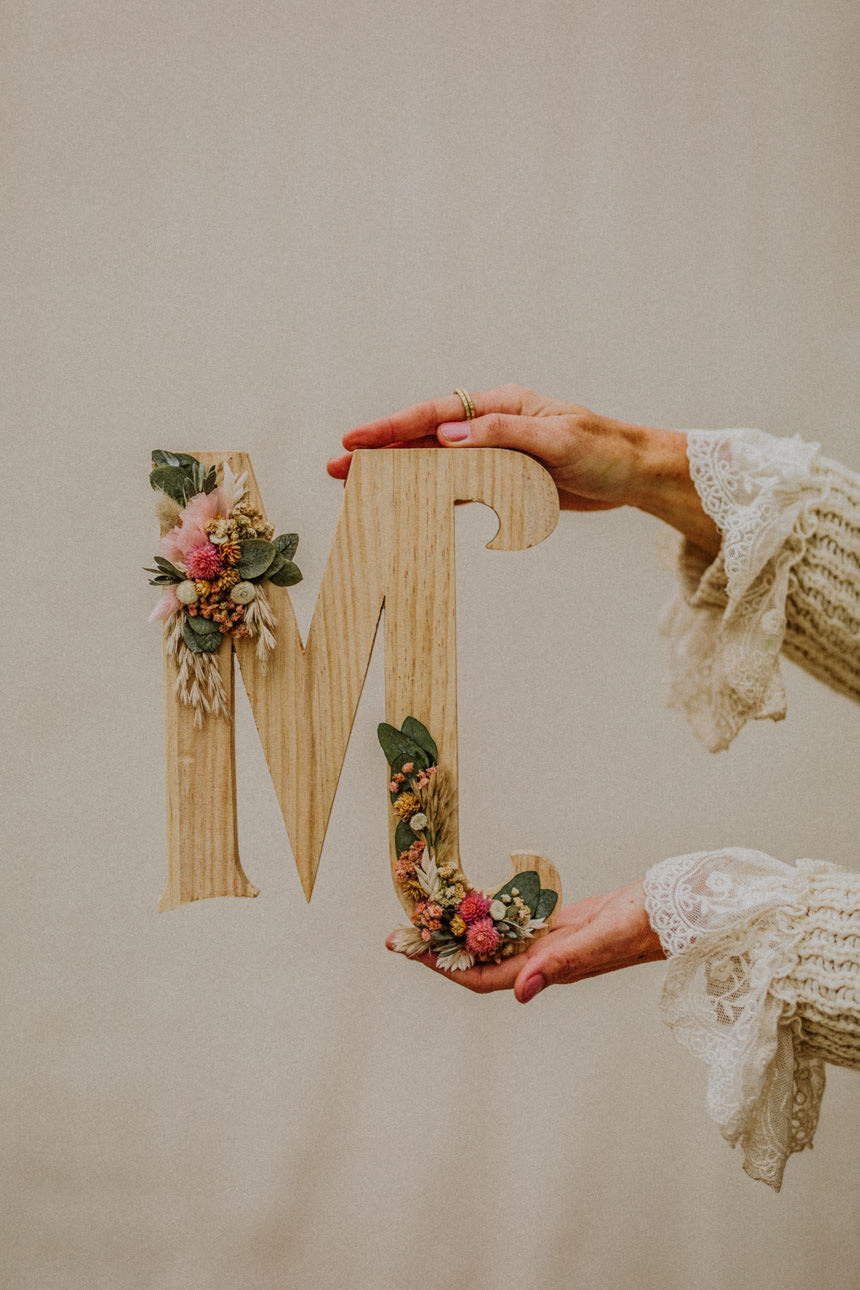 letra de madera personalizada decorada con flores preservadas
