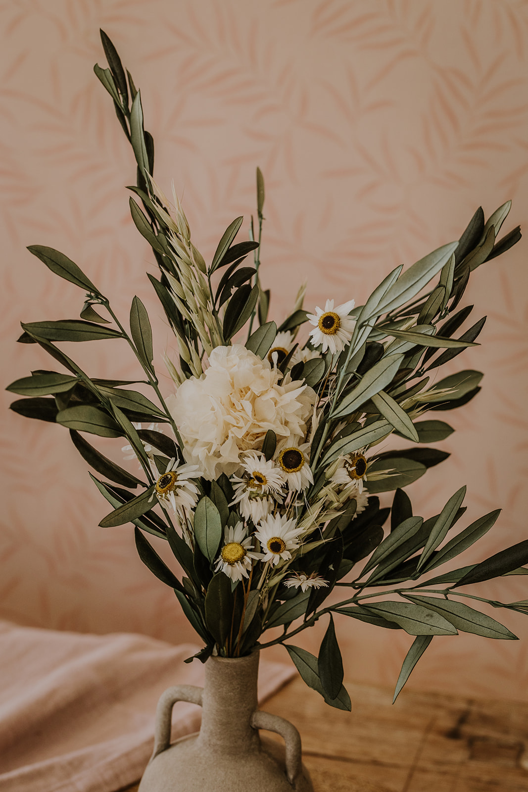 Centro de flores con olivo preservado - Lagom