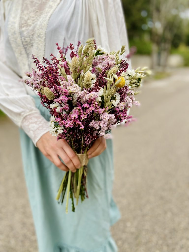 Ramo de flores silvestres como recién cogido del campo.