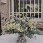 Flores preservadas en tonos blancos y verdes