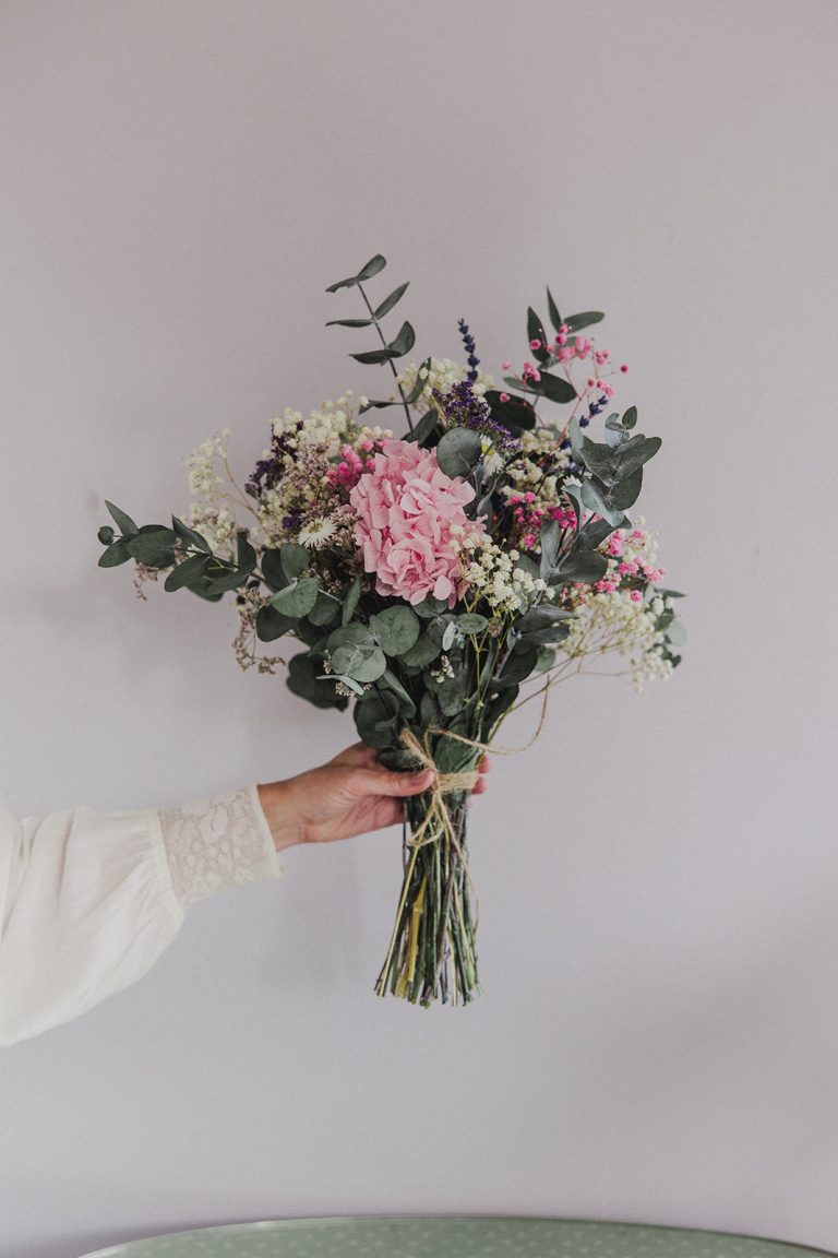 Ramo de flores preservadas alegre y colorido