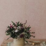 Centro Cora de flores secas y flores preservadas con lentisco y rosas silvestres.