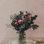 Jarrón claveles en tonos rosas y verdes