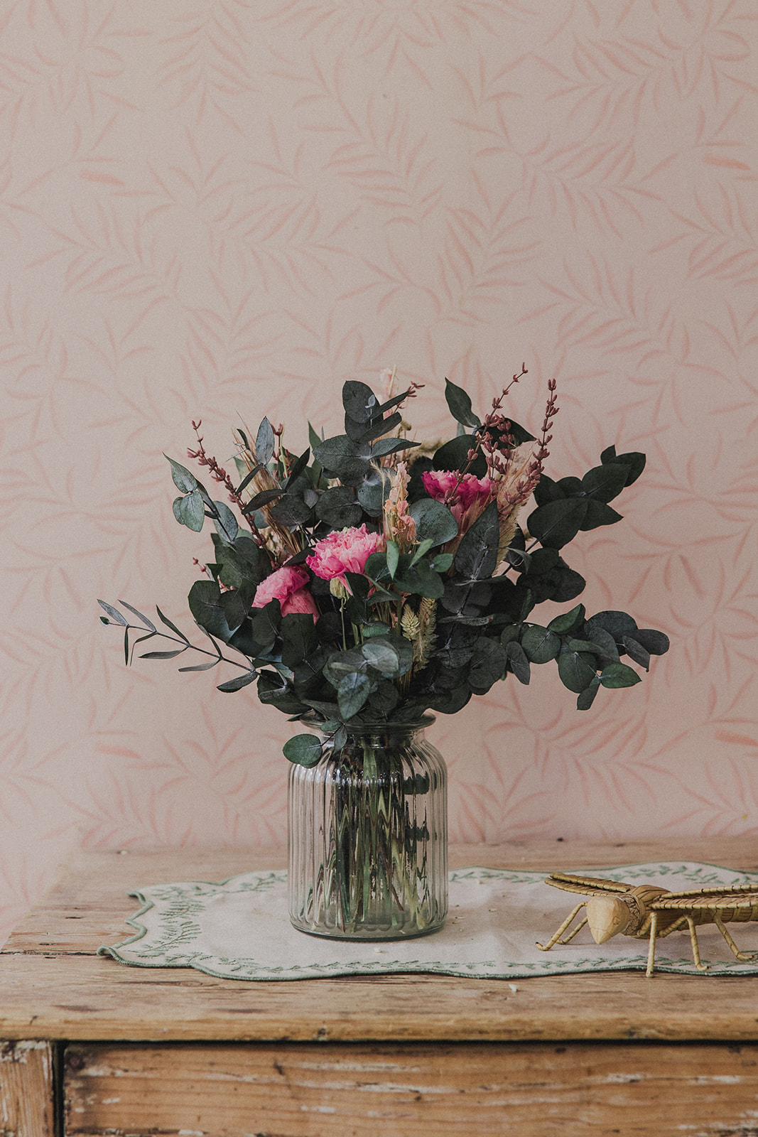 Jarrón claveles en tonos rosas y verdes