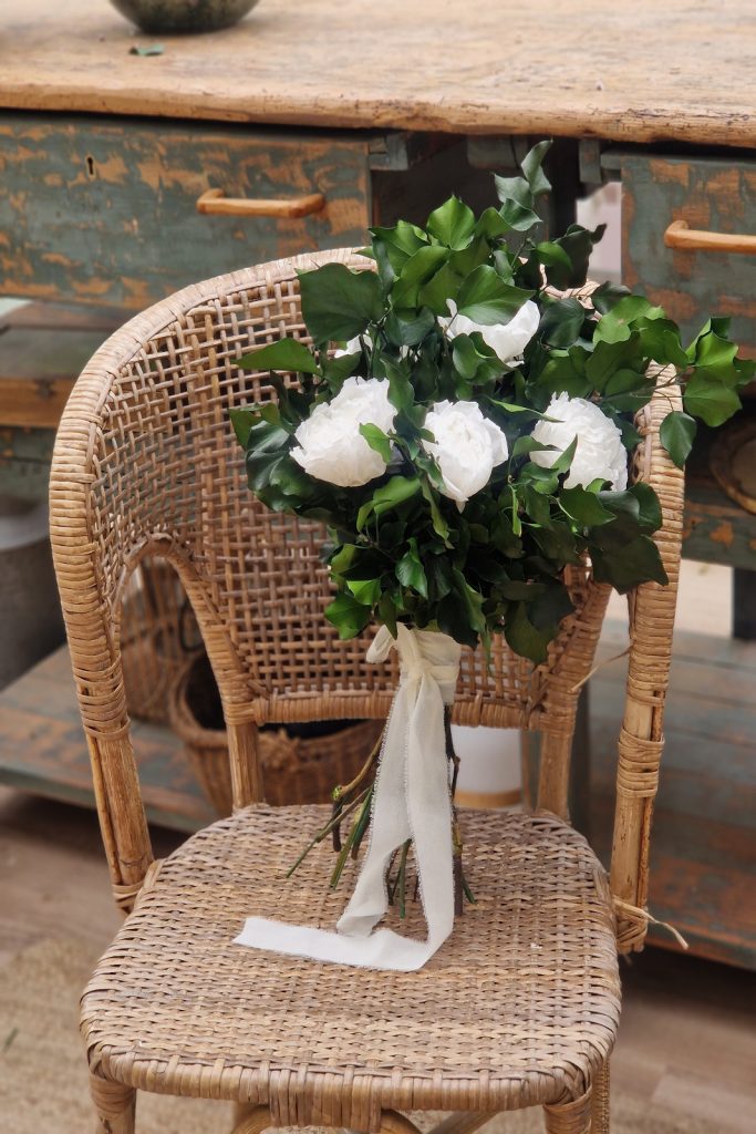 Ramo de novia preservado con peonias blancas