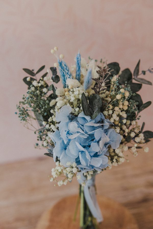Ramitos de flores preservadas en diferentes tonos