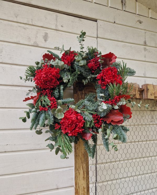 Corona Eira con hortensias rojas