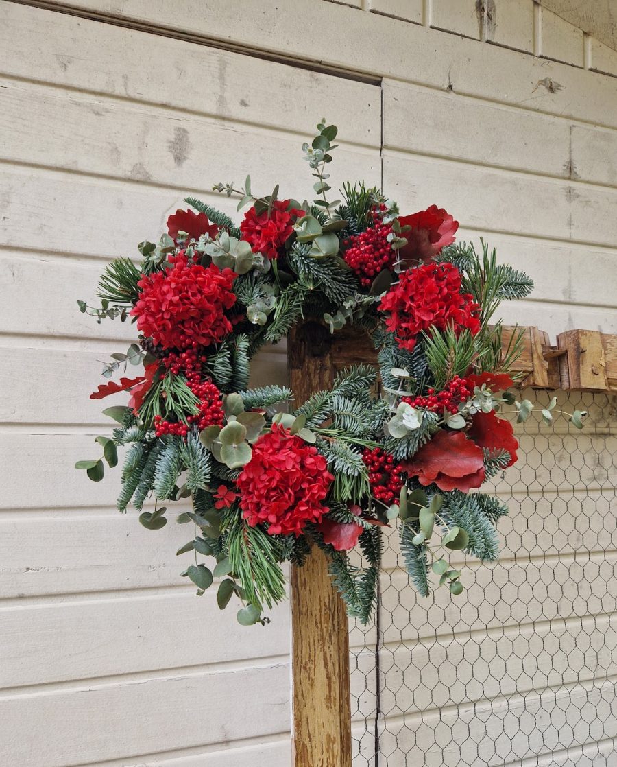 Corona de Navidad con hortensias rojas