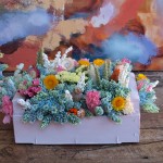 Centro de flores secas en caja de madera