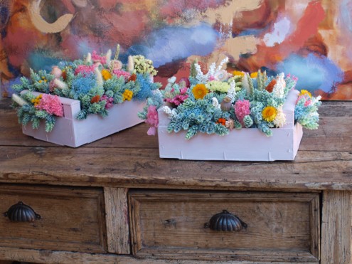 Centro de flores secas en caja de madera