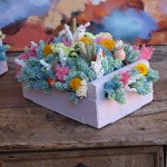 Centro de flores secas en caja de madera