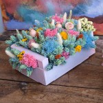 Centro de flores secas en caja de madera