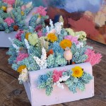 Centro de flores secas en caja de madera