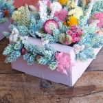 Centro de flores secas en caja de madera