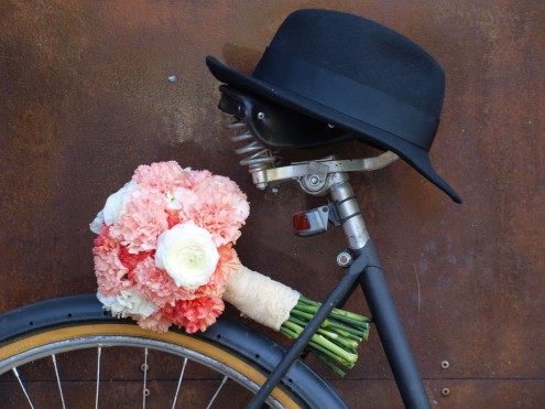 Ramo de claveles y ranúnculos