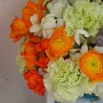 Detalle de claveles, ranúnculos, ornitogalum