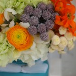 Detalle del ramo. Ranúnculos, claveles, verde africano