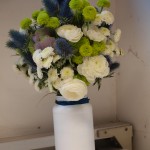 ramo ranúnculos, eringium, botón verde