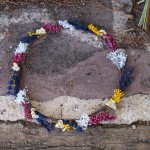 Corona de novia de estilo silvestre con flores secas.