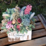 Centro de flores en caja de madera