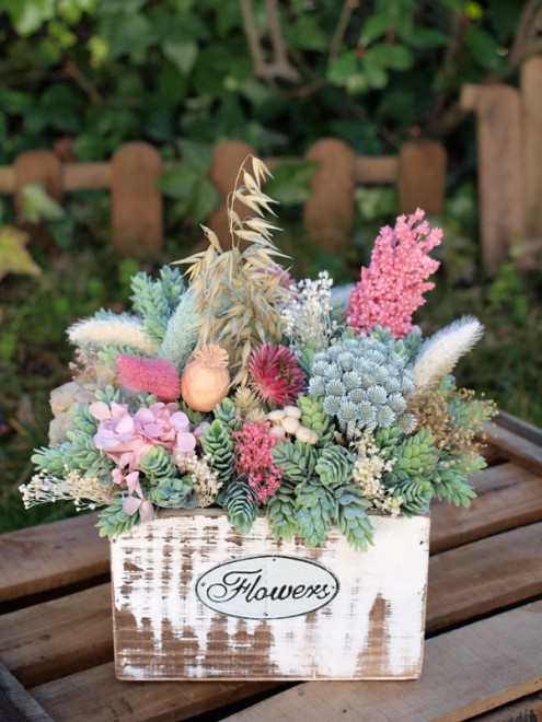 Centro de flores en caja de madera