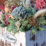 Centro de flores en caja de madera