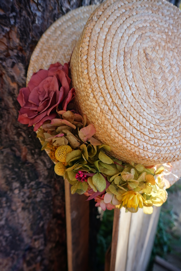 Canotier en tonos burdeos