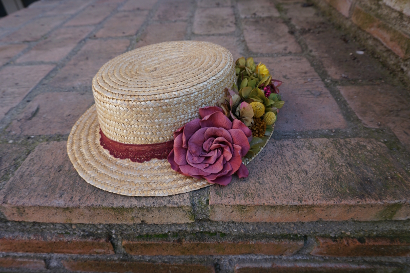 Canotier en tonos burdeos