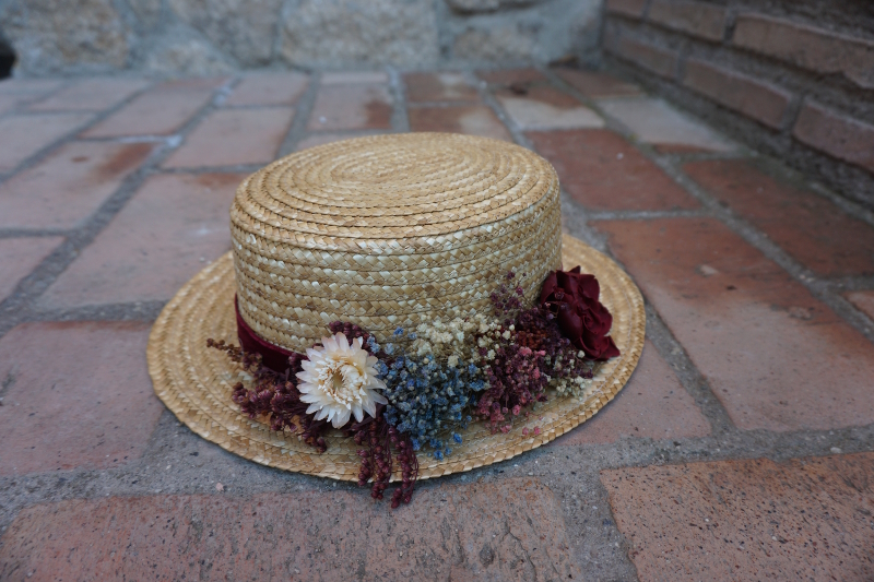 Canotier en tonos burdeos