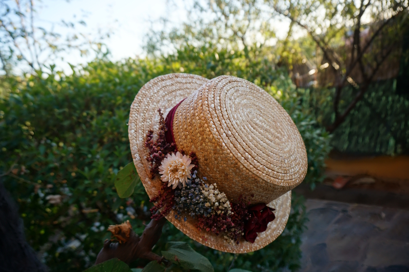 Canotier en tonos burdeos