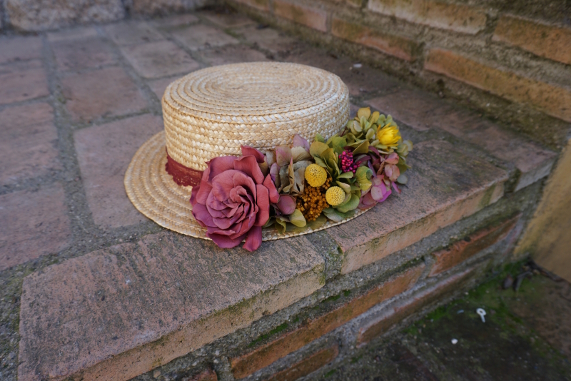 Canotier en tonos burdeos