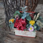 Cajas antiguas vintage con centro de flores