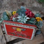 Cajas antiguas vintage con centro de flores