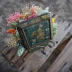 Cajas antiguas vintage con centro de flores