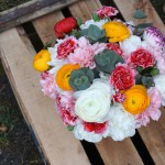 Centro de flores naturales con ranúnculos, claveles, eucalipto, ...