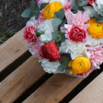 Centro de flores naturales con ranúnculos, claveles, eucalipto, ...