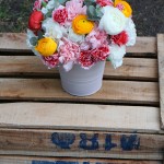 Centro de flores naturales con ranúnculos, claveles, eucalipto, ...