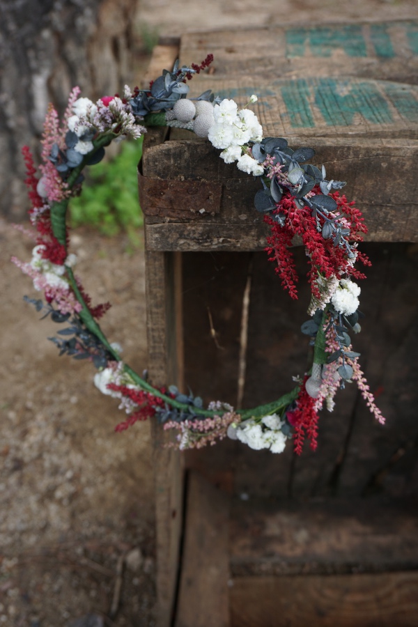 Corona de novia con astilbe, paniculata blanca y eucalipto