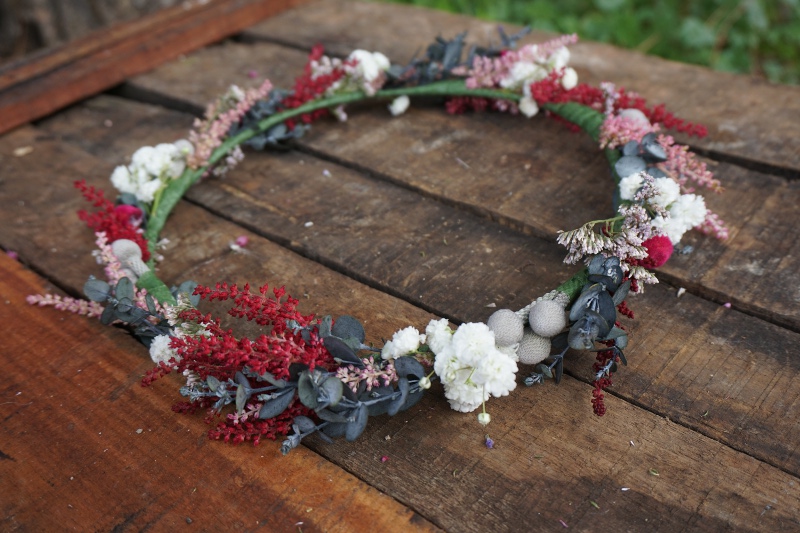 Corona de novia con astilbe, paniculata blanca y eucalipto