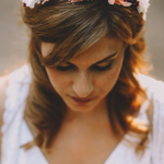 Corona y ramo de flores preservadas para una novia informal