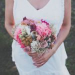 Corona y ramo de flores preservadas para una novia informal