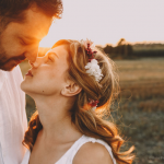 Corona y ramo de flores preservadas para una novia informal