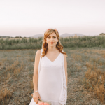 Corona y ramo de flores preservadas para una novia informal