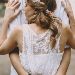 Corona y ramo de flores preservadas para una novia informal