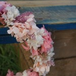 Corona de flores con gardenia preservada