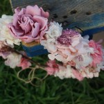 Corona de flores con gardenia preservada