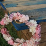 Corona de flores con gardenia preservada