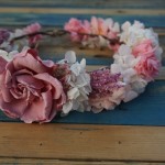 Corona de flores con gardenia preservada