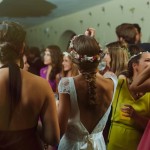 Corona con flores preservadas y secas