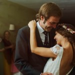 Corona con flores preservadas y secas